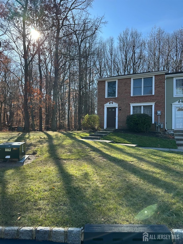 view of front of house featuring a front lawn