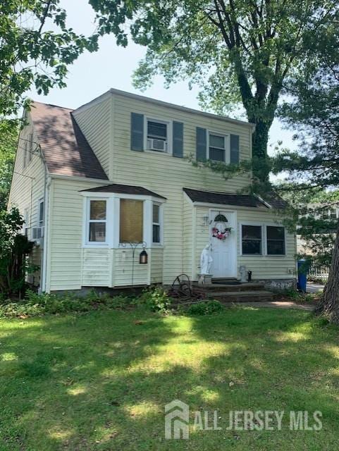 147 Warwick St, Iselin, NJ 08830 - traditional-style house with a front yard and roof with shingles