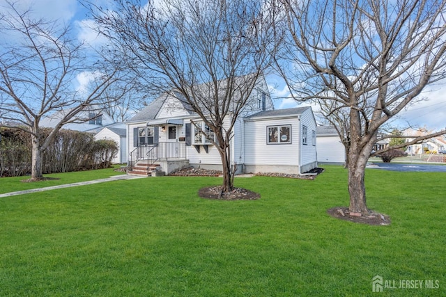 view of front of home featuring a front yard