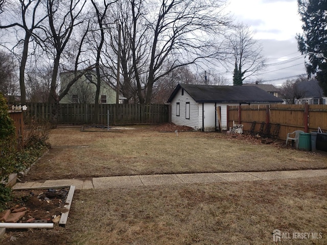 view of yard with an outdoor structure and a fenced backyard