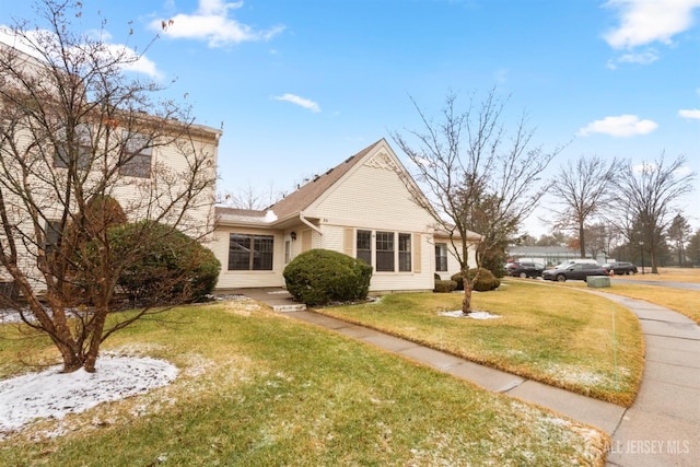 view of front of house featuring a front yard