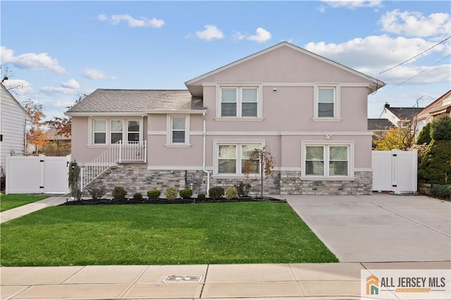 view of front of house featuring a front lawn