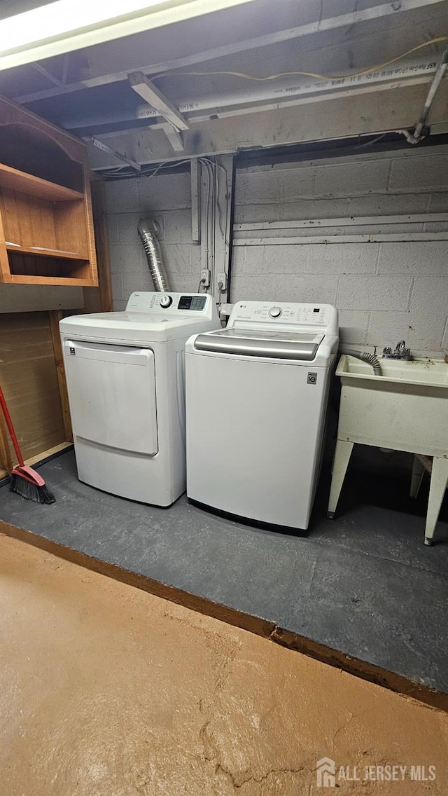 laundry area with laundry area and washer and clothes dryer