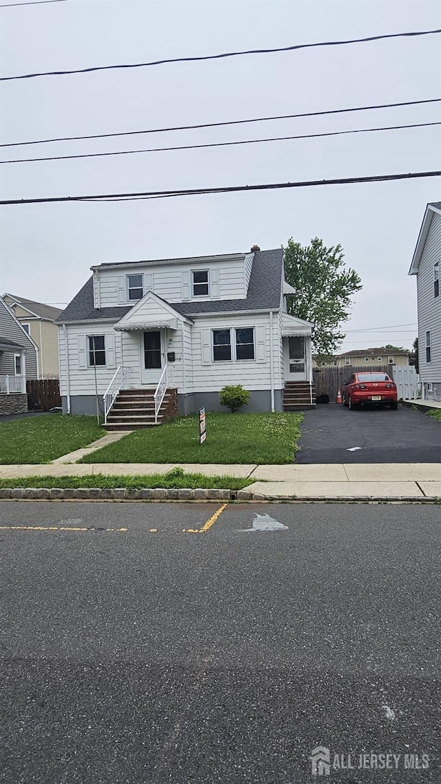 36 Harris St, Carteret, NJ 07008 - traditional-style home featuring entry steps and a front yard