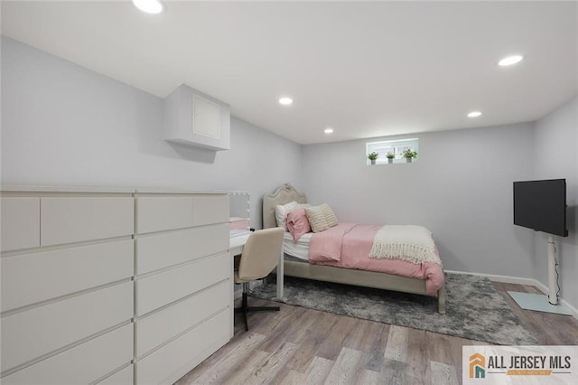 bedroom with recessed lighting, light wood-style flooring, an office area, and baseboards