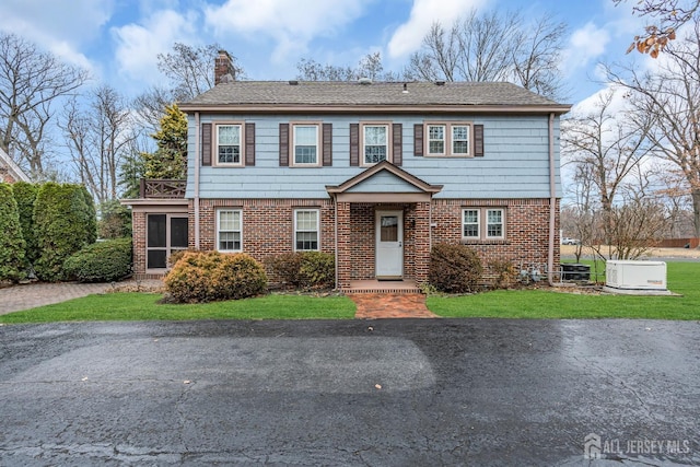 view of front of property with a front lawn