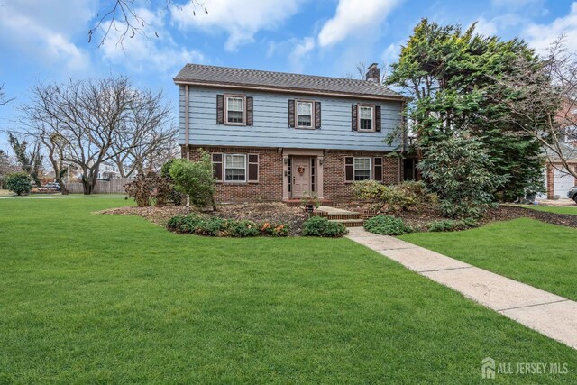 view of front of property featuring a front lawn