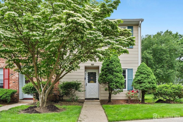 372 Mcdowell Dr, East Brunswick, NJ 08816 - view of front of house featuring a front lawn