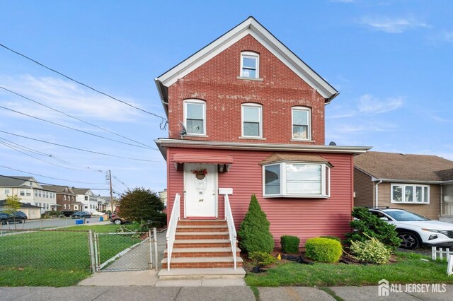 view of front of home featuring a front lawn