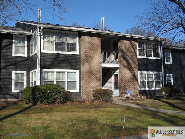 view of front of property featuring a front lawn