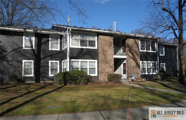 view of front of home featuring a front yard