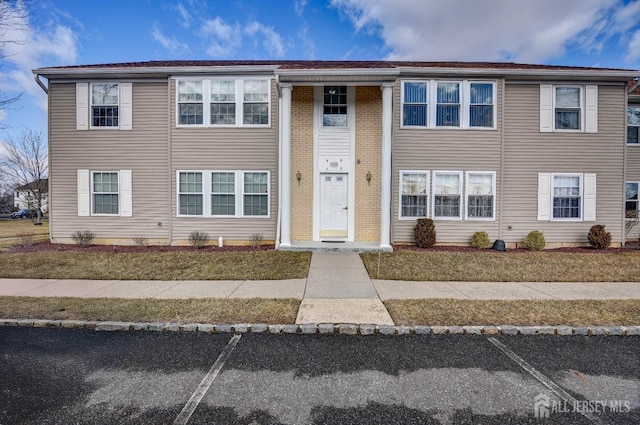 view of front of property with a front lawn