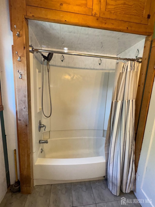 134 S Stevens Ave S, South Amboy, NJ 08879 - full bath with shower / bath combo with shower curtain