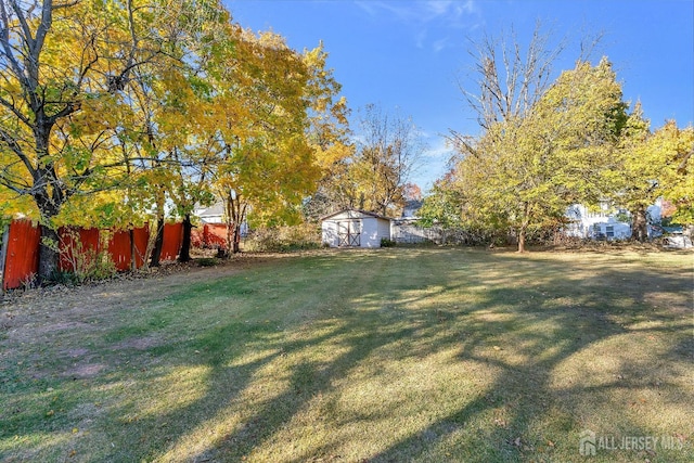 view of yard with a storage shed