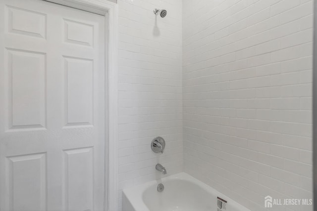 bathroom featuring tiled shower / bath