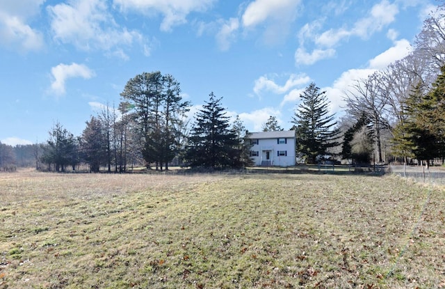 view of yard featuring a rural view