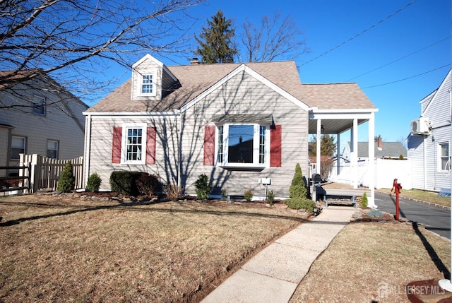 view of front of property featuring a front yard