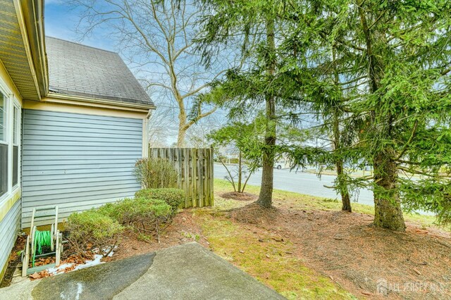 view of yard featuring a water view