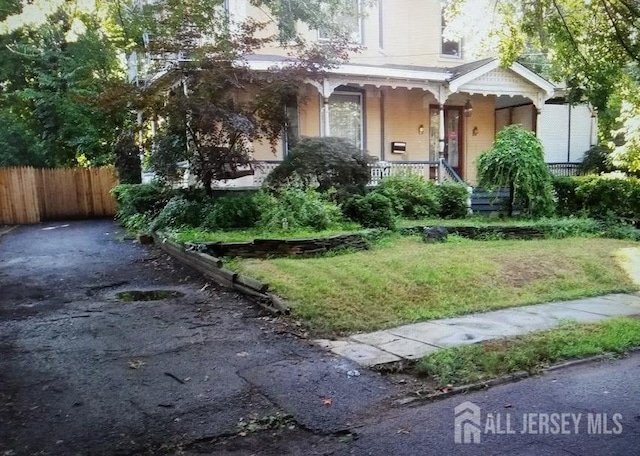 view of front of house featuring a porch