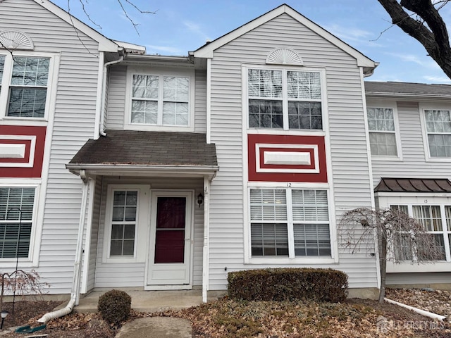 townhome / multi-family property featuring a shingled roof