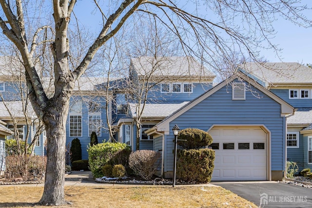 view of front facade featuring a garage