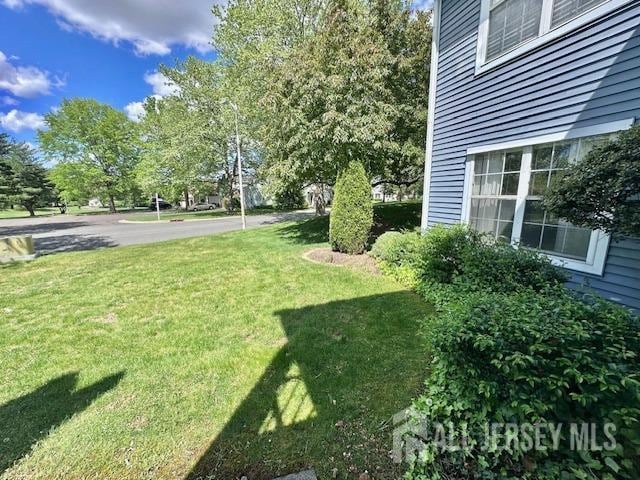 13-B Ashbourne Dr Unit B, Monroe, NJ 08831 - view of grassy yard