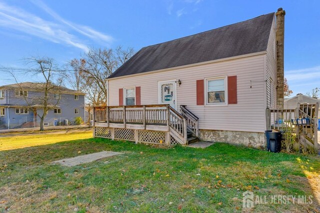 view of front of home featuring a deck and a front lawn