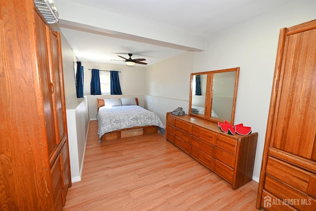 bedroom with light wood-style flooring and a ceiling fan