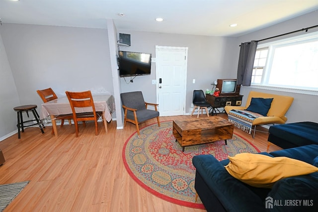 living area with light wood-style flooring, recessed lighting, and baseboards
