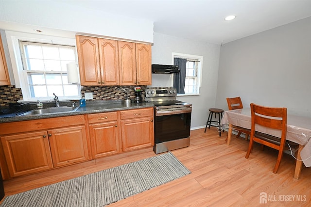 kitchen with stainless steel electric range, under cabinet range hood, dark countertops, tasteful backsplash, and recessed lighting