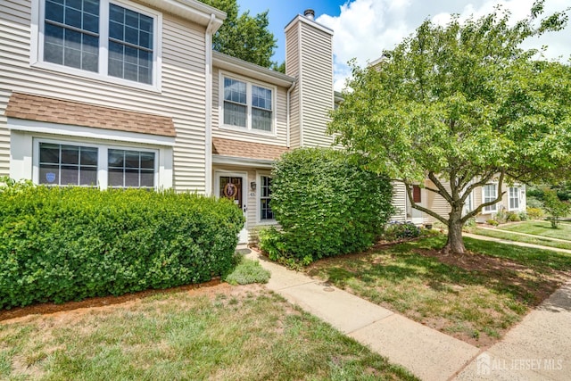 43 Nottingham Way, Franklin, NJ 08873 - traditional-style house featuring a chimney and a front yard