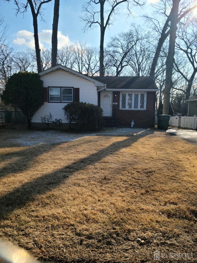 ranch-style home featuring a front lawn