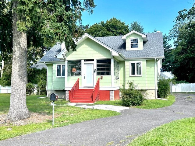 view of front of house featuring a front yard