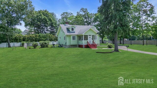 view of front of property featuring a front lawn