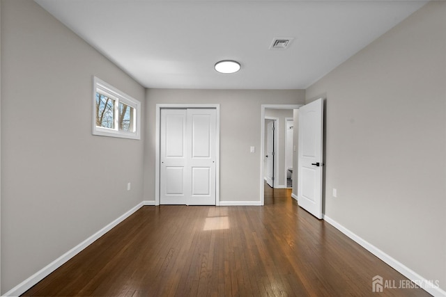 273 Park St, Franklin Twsp, NJ 08873 - unfurnished bedroom with dark wood-style floors, baseboards, and a closet
