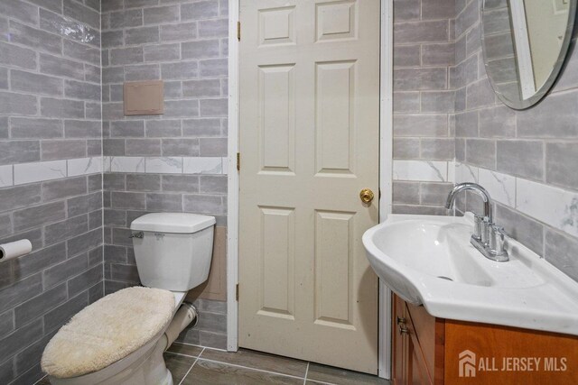15 Homestead Dr, Burlington Twp, NJ 08068 - bathroom featuring vanity, tile walls, and toilet