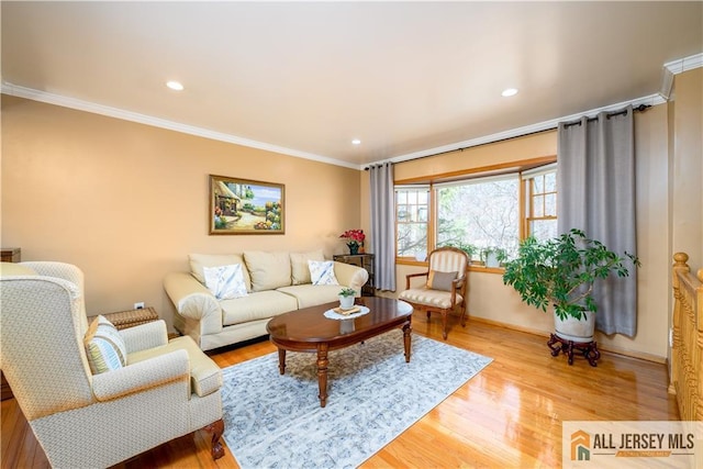 living room featuring crown molding, recessed lighting, baseboards, and light wood finished floors