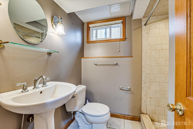 1332 Crescent Ave, Roselle, NJ 07203 - bathroom with a tile shower, toilet, baseboards, and tile patterned floors