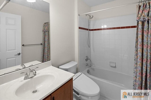 full bathroom with shower / bath combination with curtain, vanity, and toilet