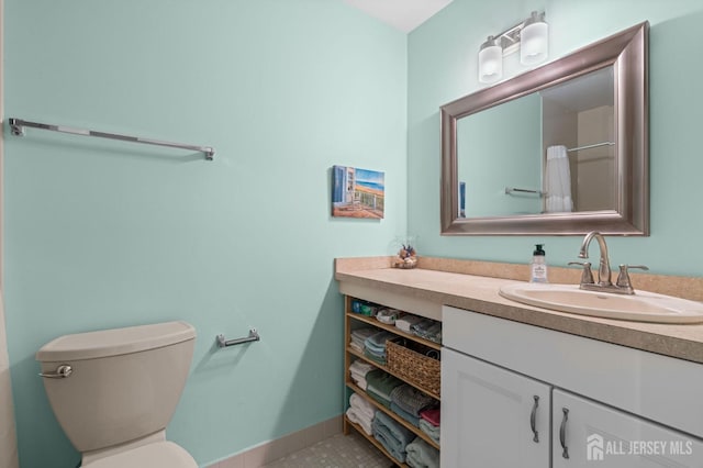 full bath with a shower with shower curtain, vanity, toilet, and baseboards