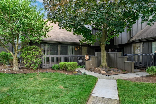 view of front of house featuring a front lawn