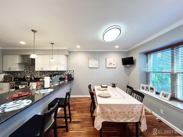 196 Jonathan Pl, Franklin Twsp, NJ 08873 - dining room featuring dark wood-style floors, recessed lighting, and crown molding
