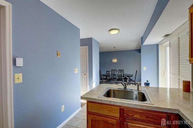 277 Edgeware Ct, Franklin, NJ 08873 - kitchen featuring a peninsula, light tile patterned floors, hanging light fixtures, and light countertops