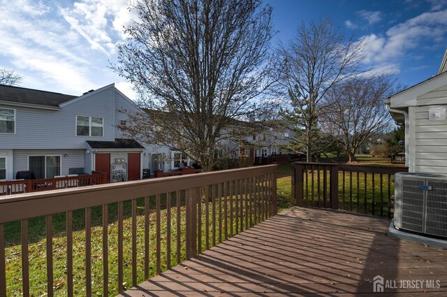 277 Edgeware Ct, Franklin, NJ 08873 - wooden terrace with a residential view and a lawn