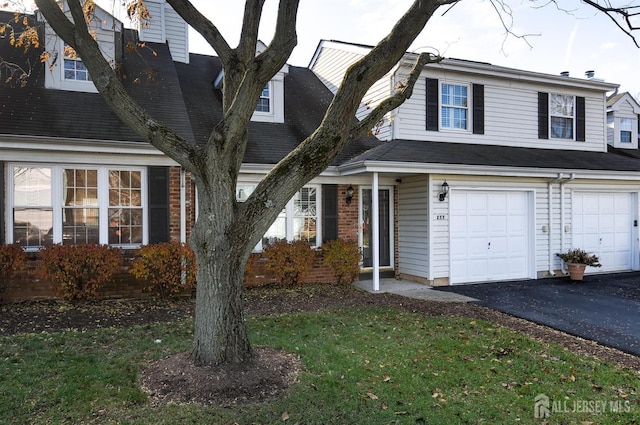 277 Edgeware Ct, Franklin, NJ 08873 - view of front of house featuring a garage, driveway, and a front lawn