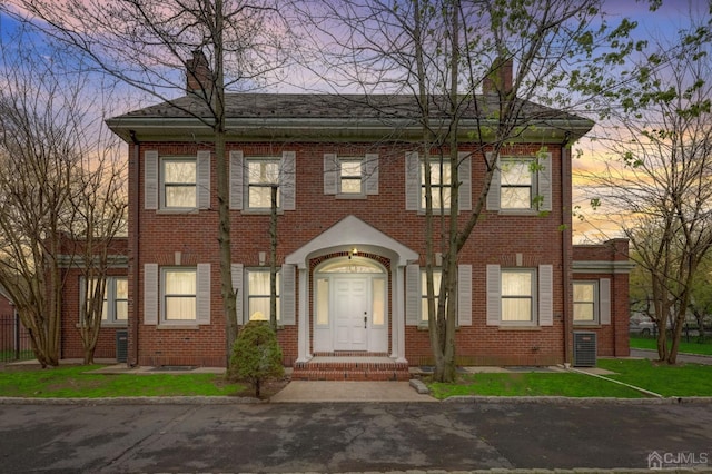 view of front of property featuring a lawn