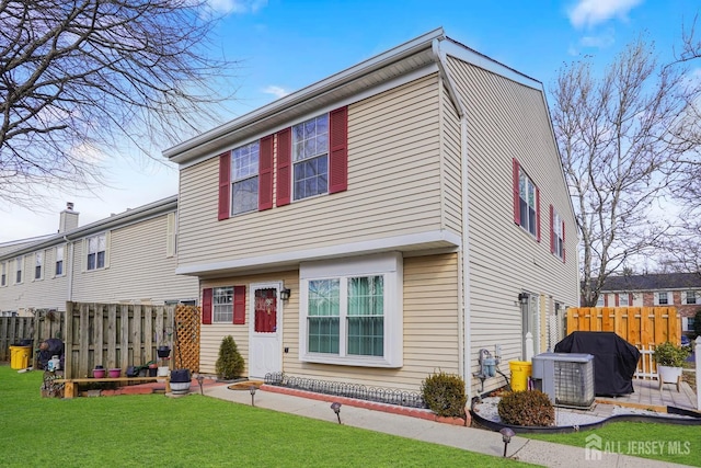 view of front of home featuring a front lawn and fence