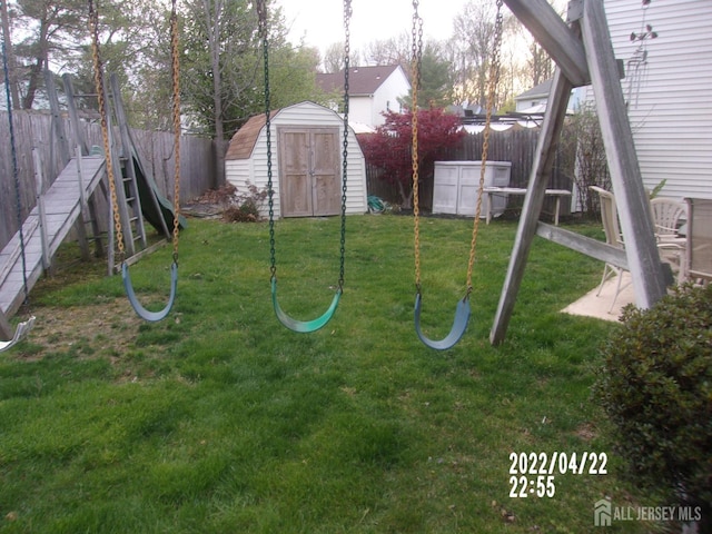 29 Jeffrey Cir S, Brunswick, NJ 08810 - fenced backyard featuring a shed
