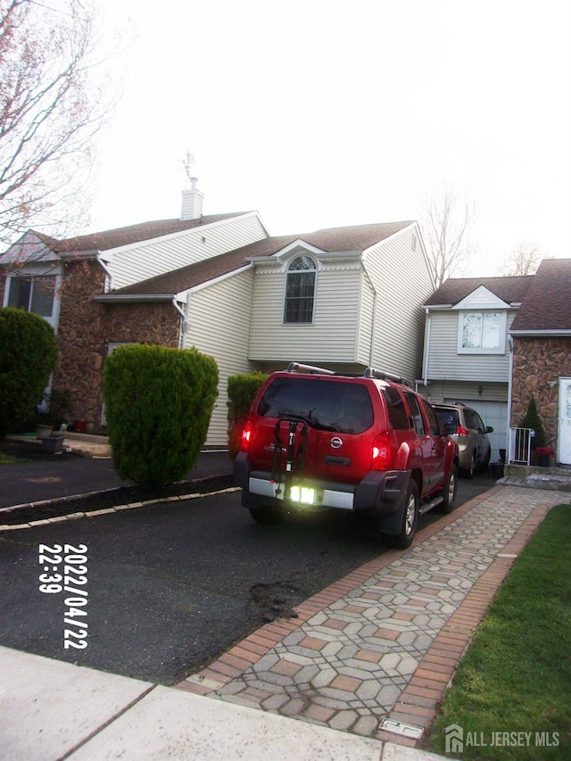 29 Jeffrey Cir S, Brunswick, NJ 08810 - view of front facade featuring driveway