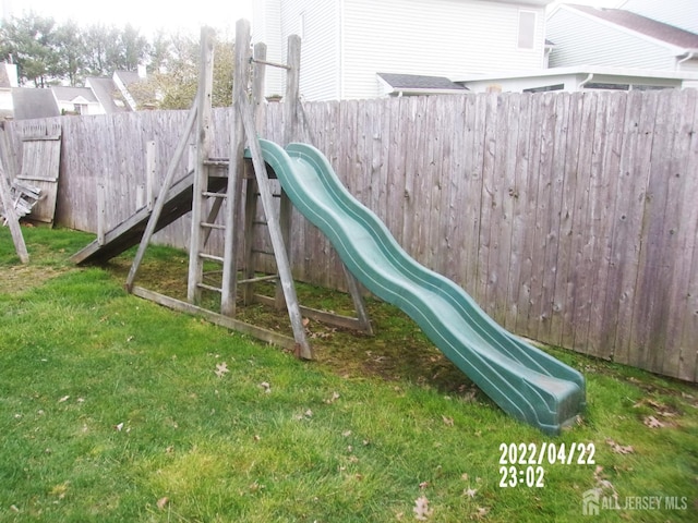 29 Jeffrey Cir S, Brunswick, NJ 08810 - view of play area featuring a fenced backyard